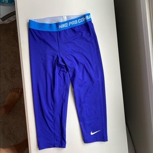 Nike pro compression cropped leggings.